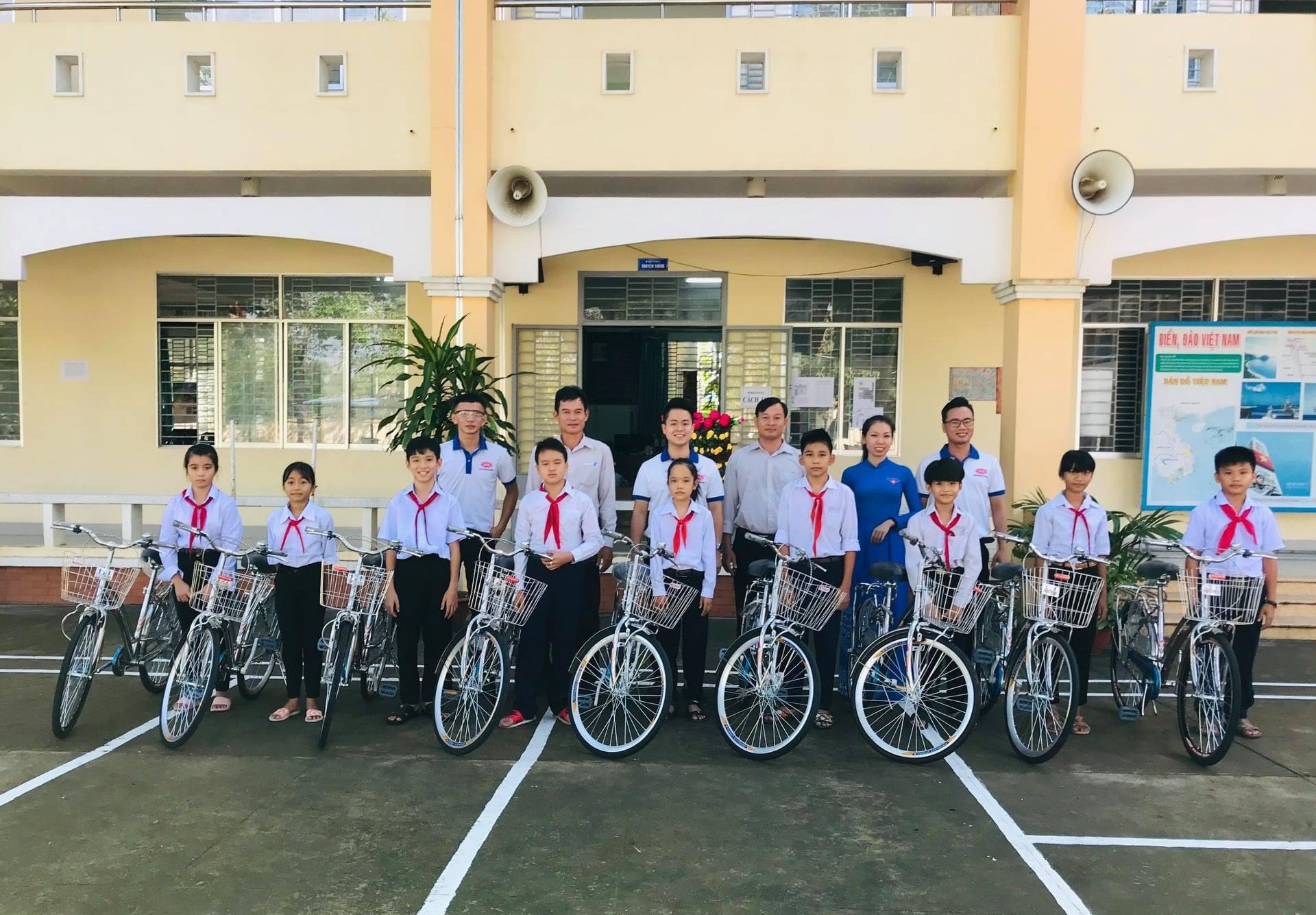 (Những chiếc xe đạp làm hành trang cho các em đến trường)